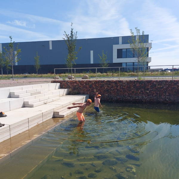 Werkschoenen uit en zwemmen maar!