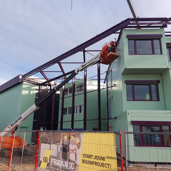 Bedrijfshal met een luifelconstructie