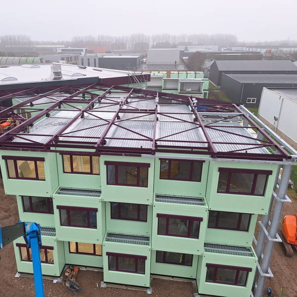 Bedrijfshal met een luifelconstructie