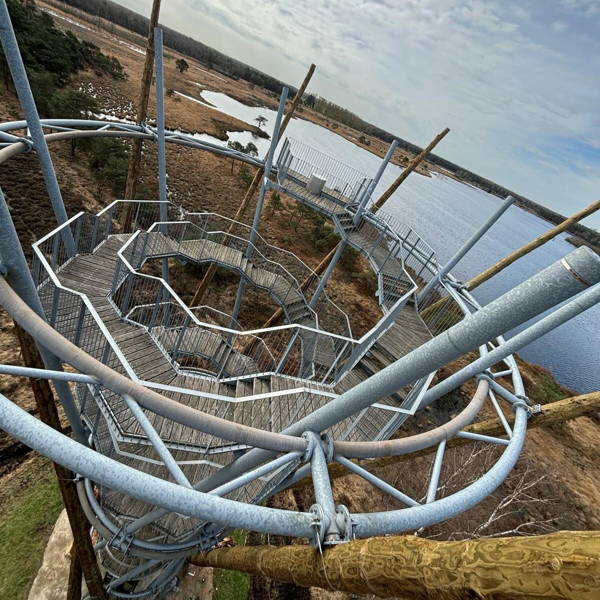 Nieuwe boomstammen voor de Flaestoren