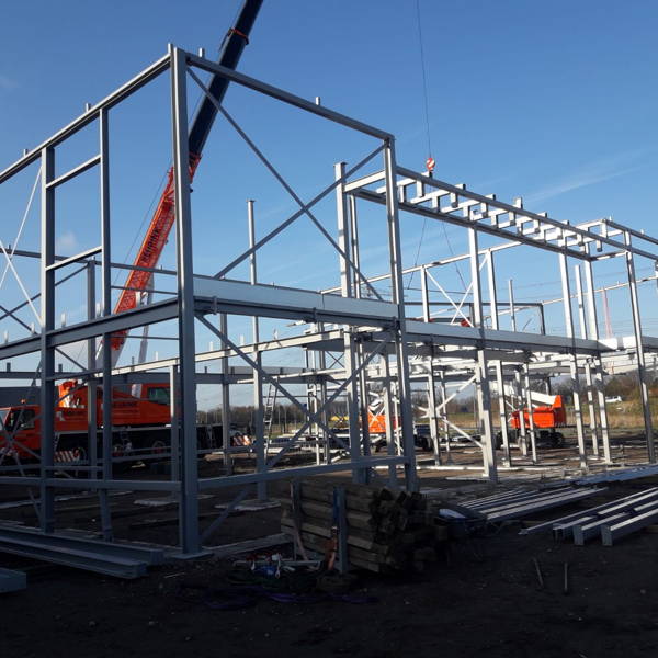 Bedrijfspand met kantoor in Halsteren