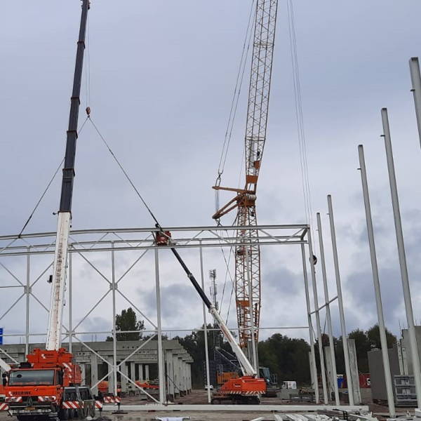 Het werk voor Prodrive verloopt gestaag...de 1e hal is inmiddels gereed!