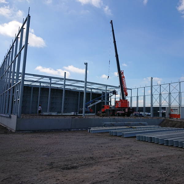 ​In Oirschot is de montage van de staalconstructie voor DPD Eindhoven bijna gereed