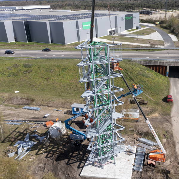 De montage van de Mariatoren is van start gegaan