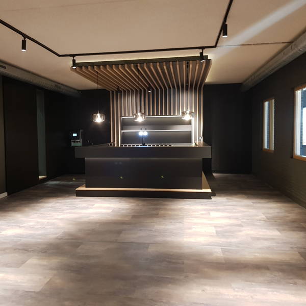 Er wordt hard gewerkt aan ons nieuwe kantoor (en de bar ;) )