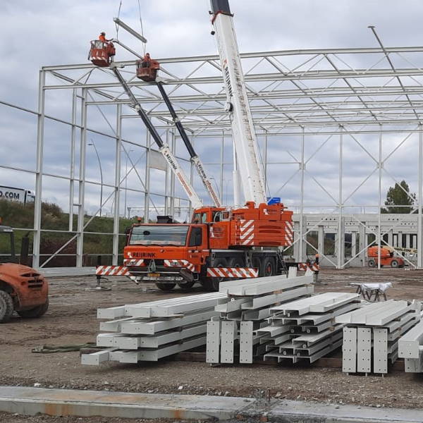 Het werk voor Prodrive verloopt gestaag...de 1e hal is inmiddels gereed!