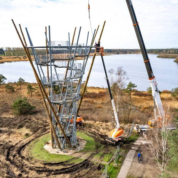 Nieuwe boomstammen voor de Flaestoren
