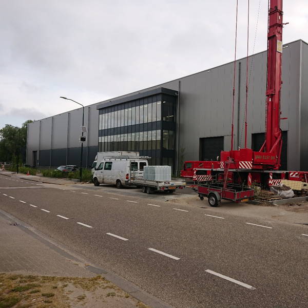Nieuwe bedrijfshallen aan de spoorzone in Boxtel