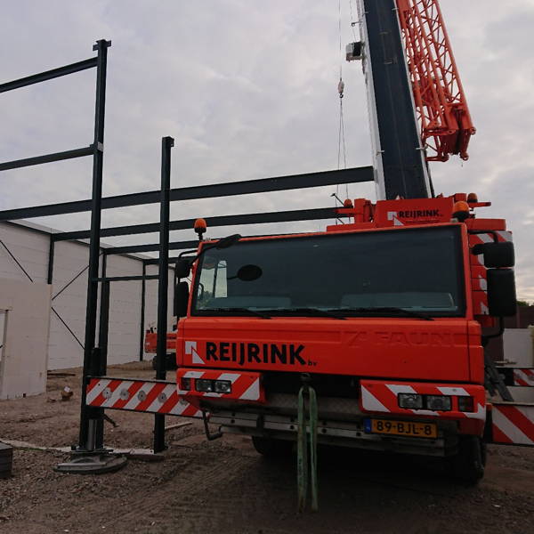 Nieuwe bedrijfshallen aan de spoorzone in Boxtel