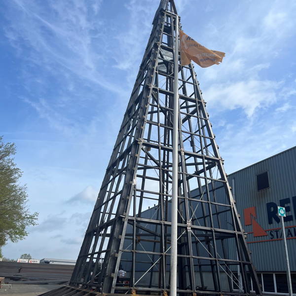 Na dertig jaar krijgt de Sacramentskerk in Tilburg haar spits terug!