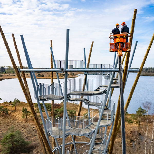 Nieuwe boomstammen voor de Flaestoren