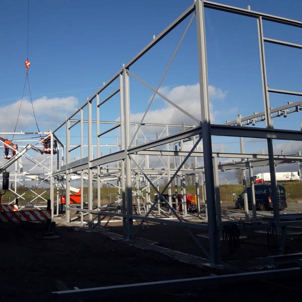 Bedrijfspand met kantoor in Halsteren