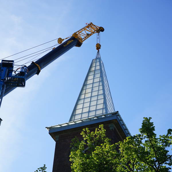 De toren in Tilburg heeft weer een spits