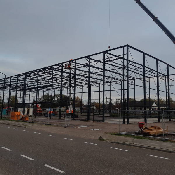 ​De staalconstructie voor Surlogic in Boxtel staat!