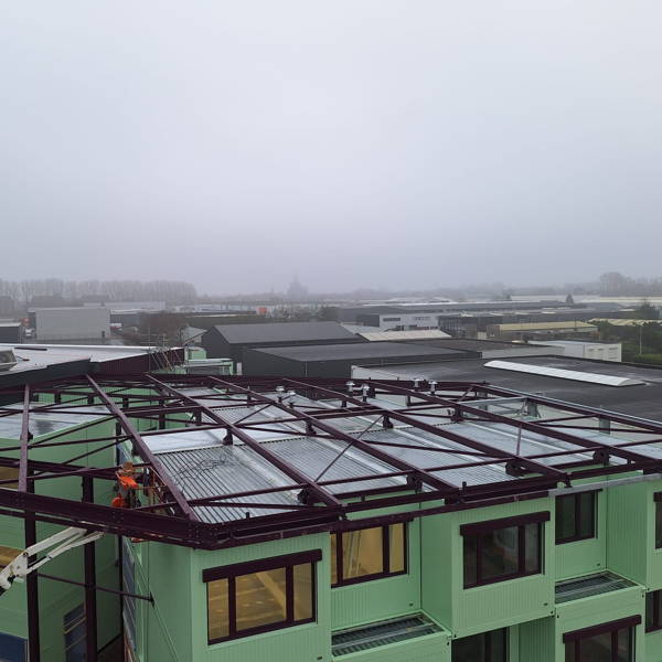 Bedrijfshal met een luifelconstructie