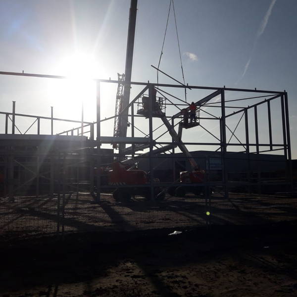 Bedrijfspand met kantoor in Halsteren