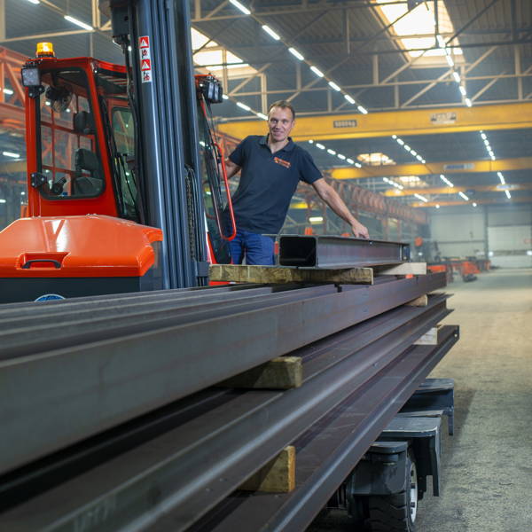 ​Ons wagenpark is uitgebreid met een volledig elektrische zijlader