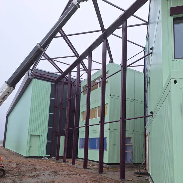 Bedrijfshal met een luifelconstructie