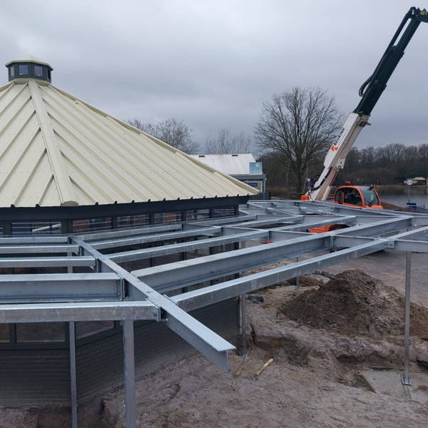 Staalconstructie geplaatst rond de bestaande Snackbar