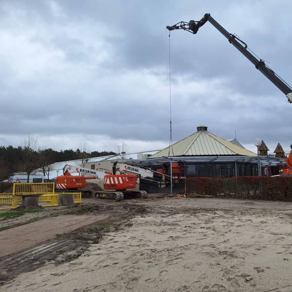 Staalconstructie geplaatst rond de bestaande Snackbar