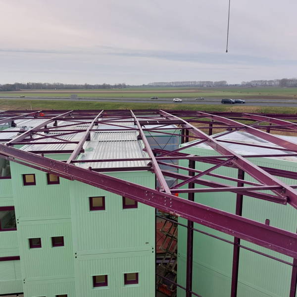 Bedrijfshal met een luifelconstructie