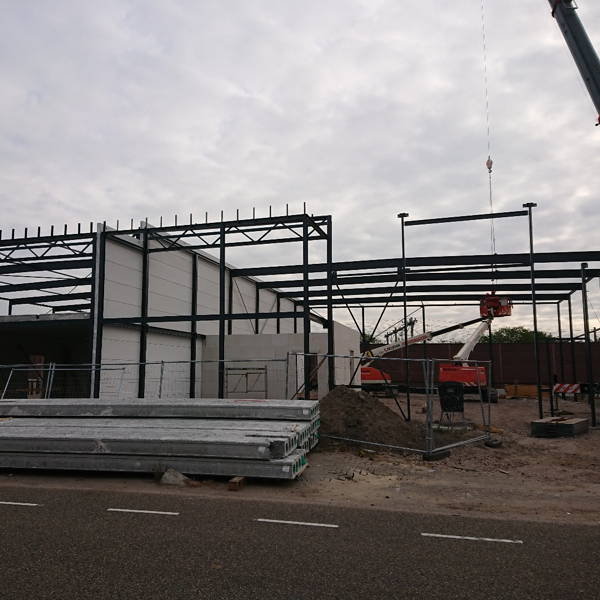 Nieuwe bedrijfshallen aan de spoorzone in Boxtel