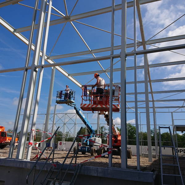 ​In Oirschot is de montage van de staalconstructie voor DPD Eindhoven bijna gereed