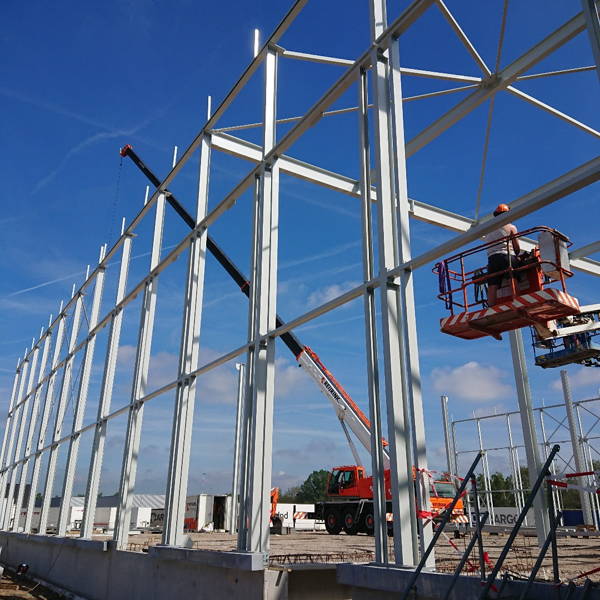 ​In Oirschot is de montage van de staalconstructie voor DPD Eindhoven bijna gereed